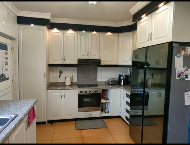 3 BEDROOM TOWNHOUSE FOR SALE IN ESCOMBE